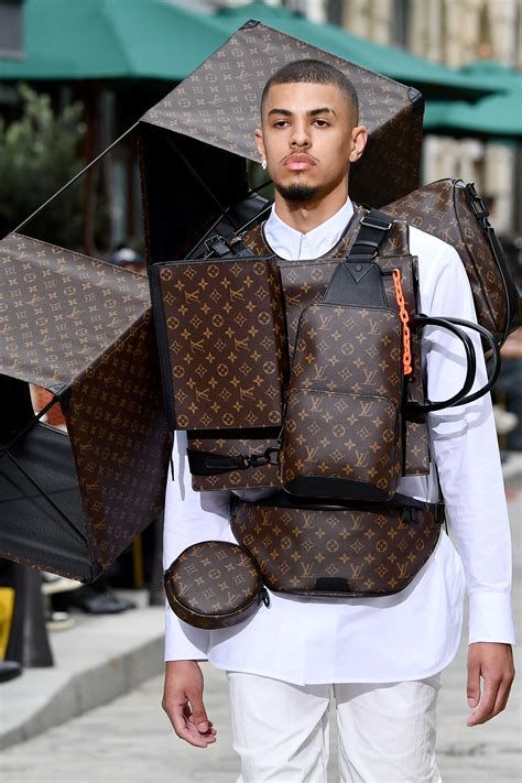 defile homme louis vuitton 2020|Louis Vuitton : les sacs stars du défilé homme automne.